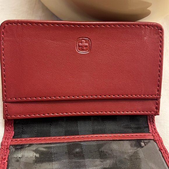 Wenger Red Leather Card Case Wallet Makers of the Genuine Swiss Army Knife - Picture 4 of 12